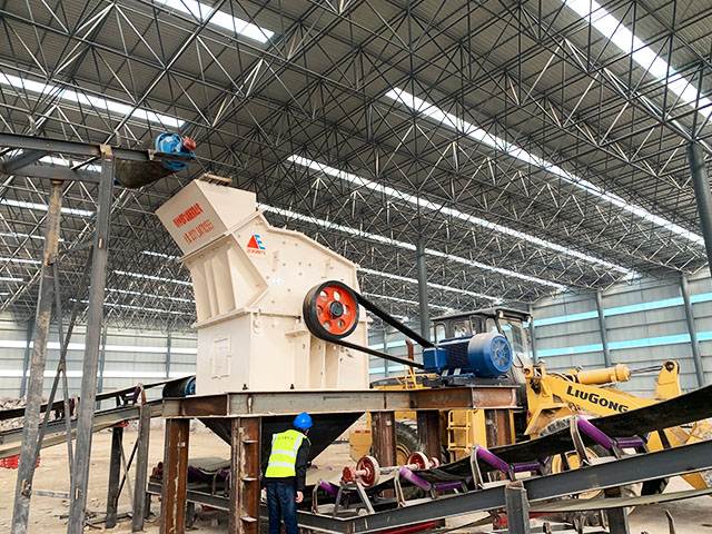 開(kāi)封大型固定式石料、混凝土生產(chǎn)線(xiàn)安裝調(diào)試現(xiàn)場(chǎng)